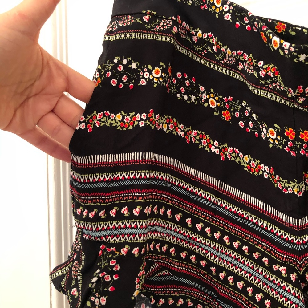 Loft Floral Ruffled Short size 6 - Picture 4 of 7